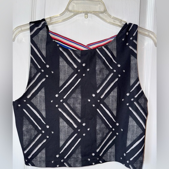 Nike Like New Cropped Workout Criss Cross Back Zig Zag Top - Picture 1 of 9